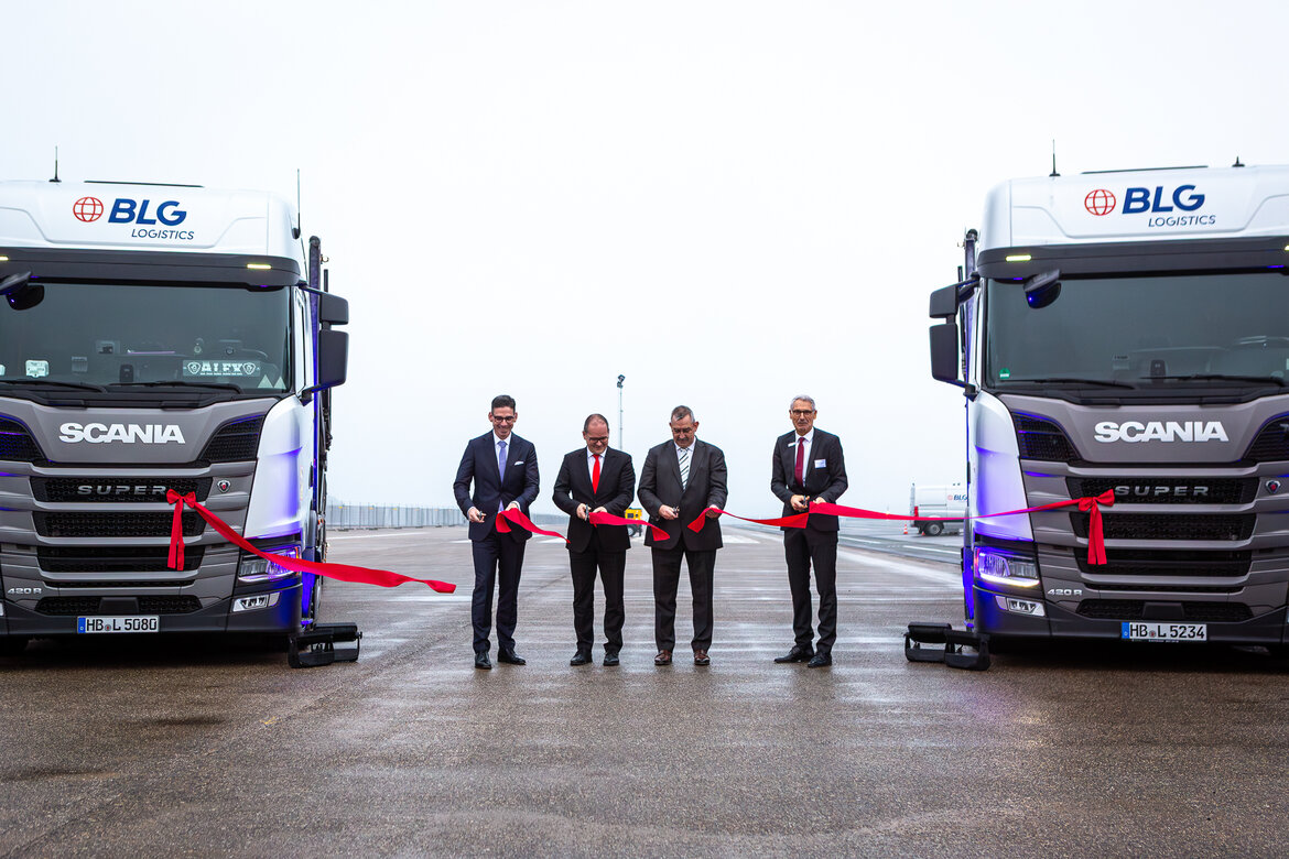 BLG LOGISTICS - Mit einem symbolischen Banddurchschnitt eröffnen Matthias Magnor, CEO der BLG LOGISTICS, Niedersachsens Wirtschaftsminister Grant Hendrik Tonne, BLG-COO Axel Krichel und Thorsten Schmidtke, Bürgermeister der Gemeinde Großenkneten, offiziell das neue Inlandterminal in Ahlhorn.